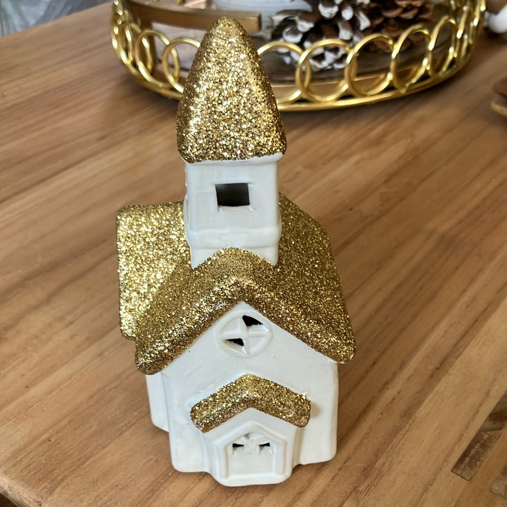 Holyday White House with gold sprinkles